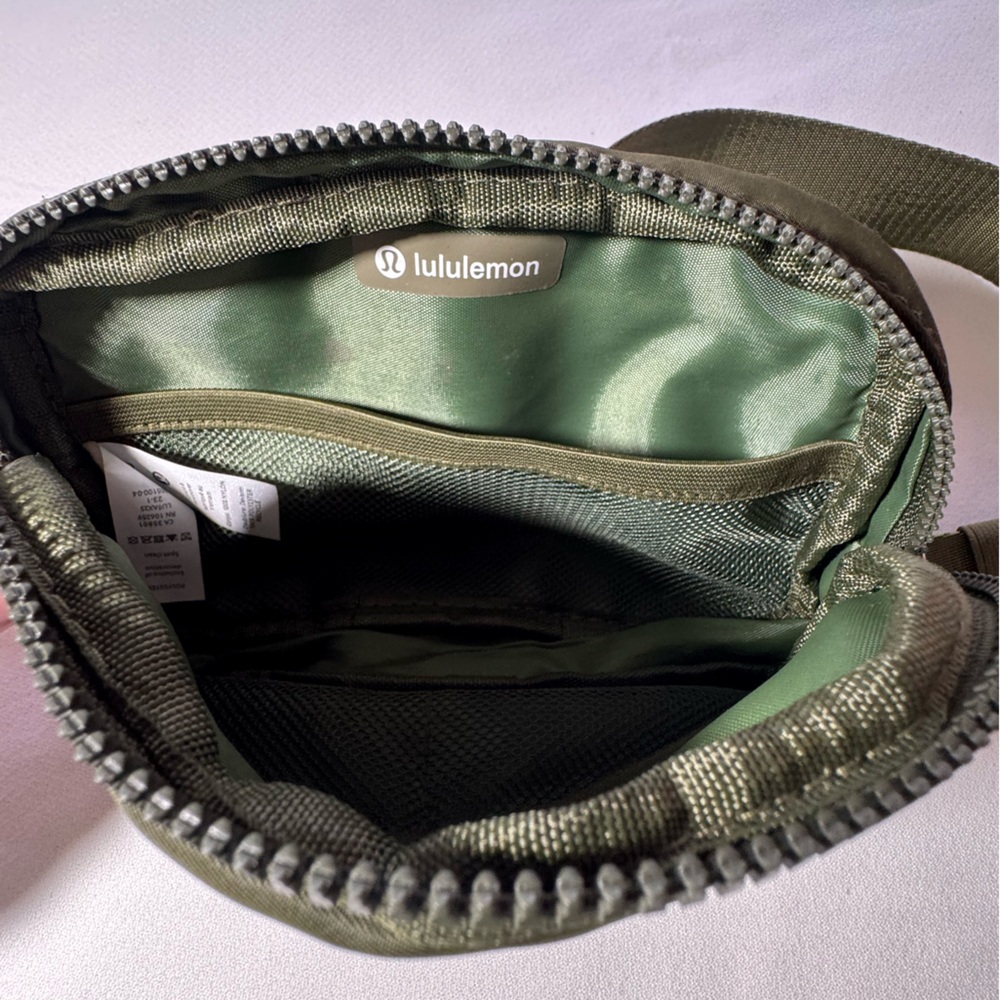Lululemon Athletica Unisex Belt Bag in Olive
Green Wide Adjustable Strap 9 X 6 - Picture 4 of 4